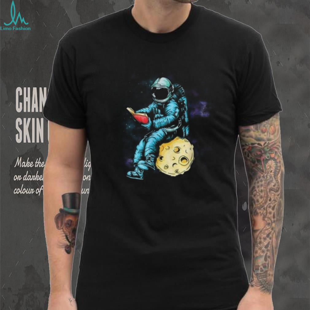Astronaut Reading Book on the Moon T Shirt Outer Space Galaxy Aesthetic Tee