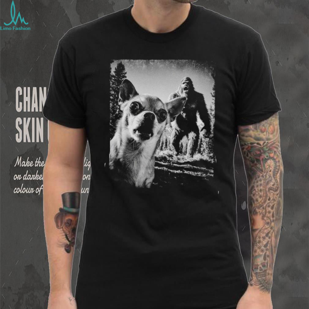 Funny Chihuahua Selfie with Bigfoot Sasquatch Woods T Shirt
