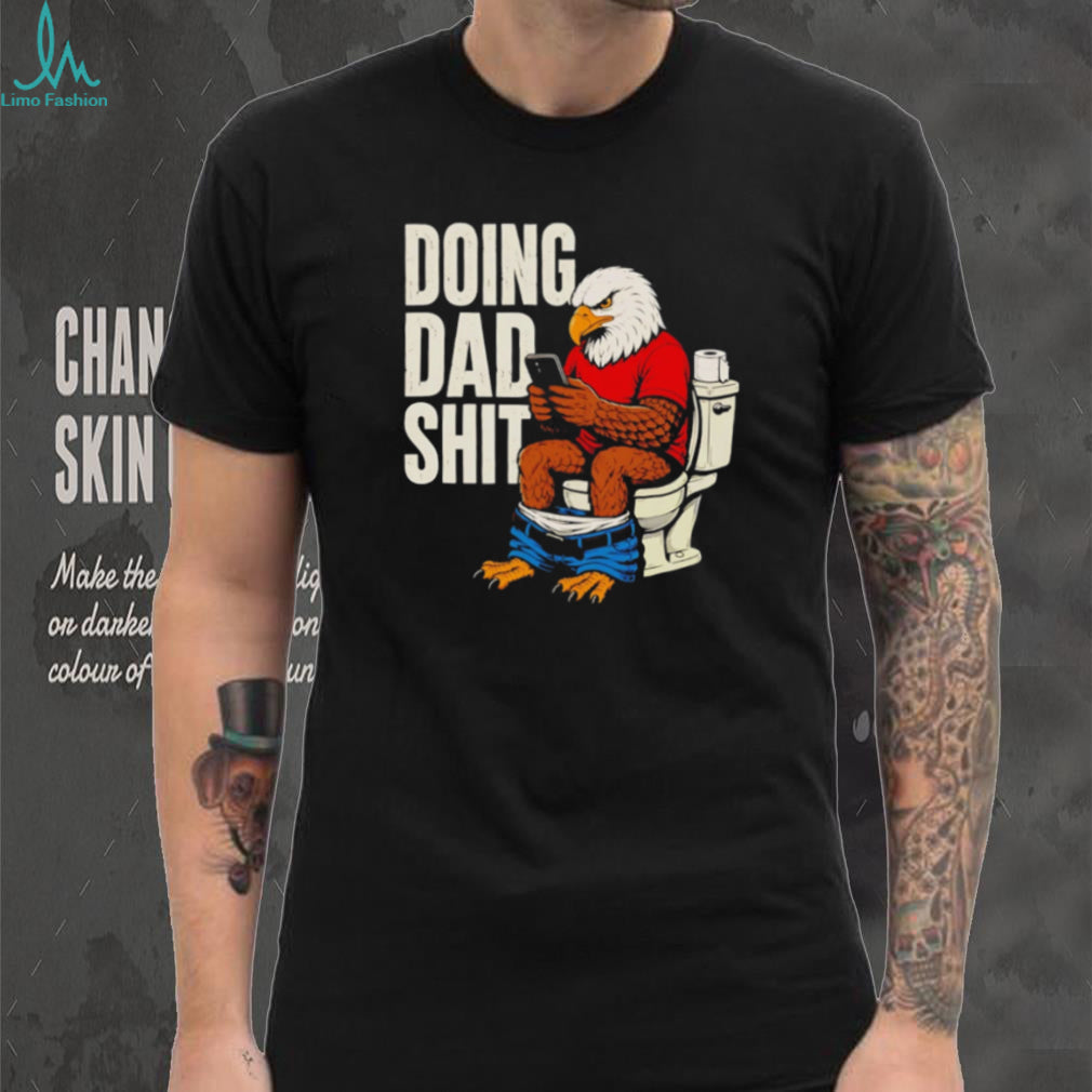 Funny Eagle Doing Dad Shit Bathroom Toilet Humor Men’s T Shirt