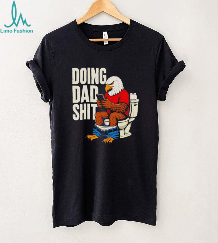 Funny Eagle Doing Dad Shit Bathroom Toilet Humor Men’s T Shirt