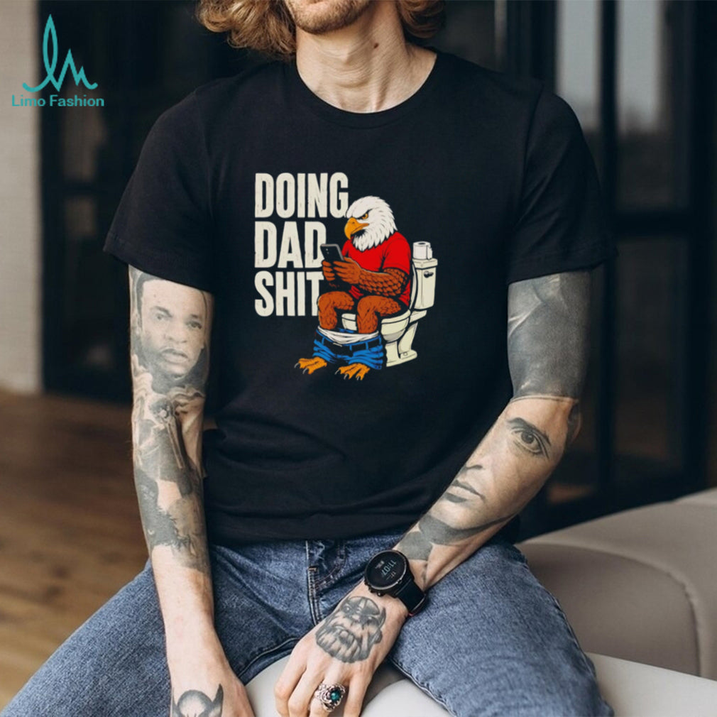 Funny Eagle Doing Dad Shit Bathroom Toilet Humor Men’s T Shirt