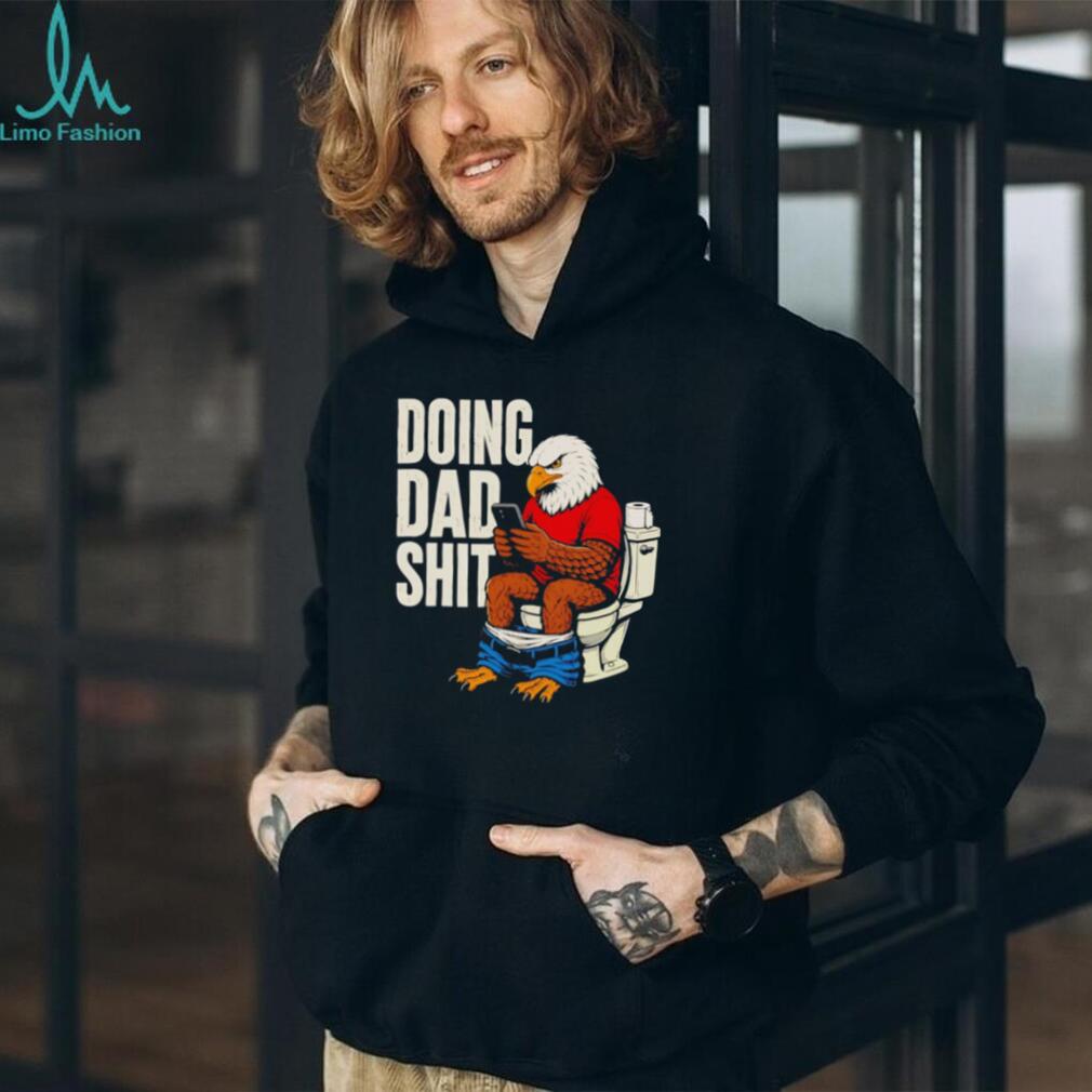 Funny Eagle Doing Dad Shit Bathroom Toilet Humor Men’s T Shirt