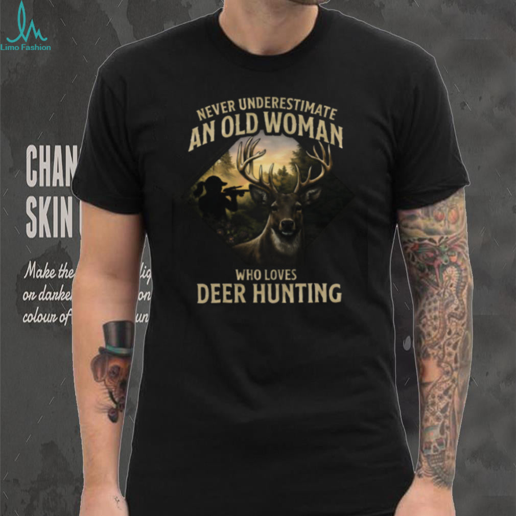 Never Underestimate An Old Woman Who Loves Deer Hunting Women’s T shirt