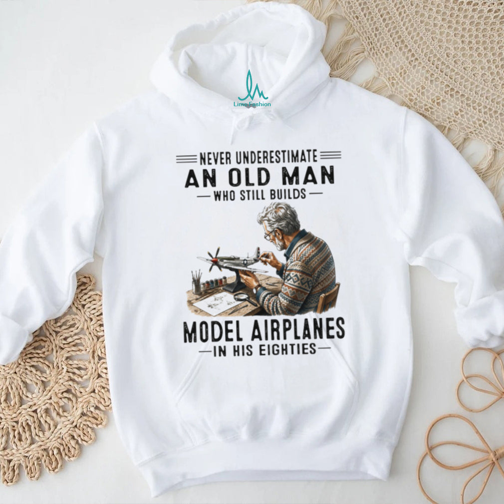 Never Underestimate Old Man Building Model Airplanes Vintage Men Hobby T Shirt