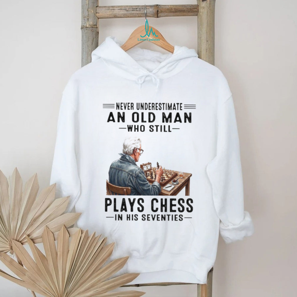 Never Underestimate Old Man Playing Chess 70s Hobby T Shirt