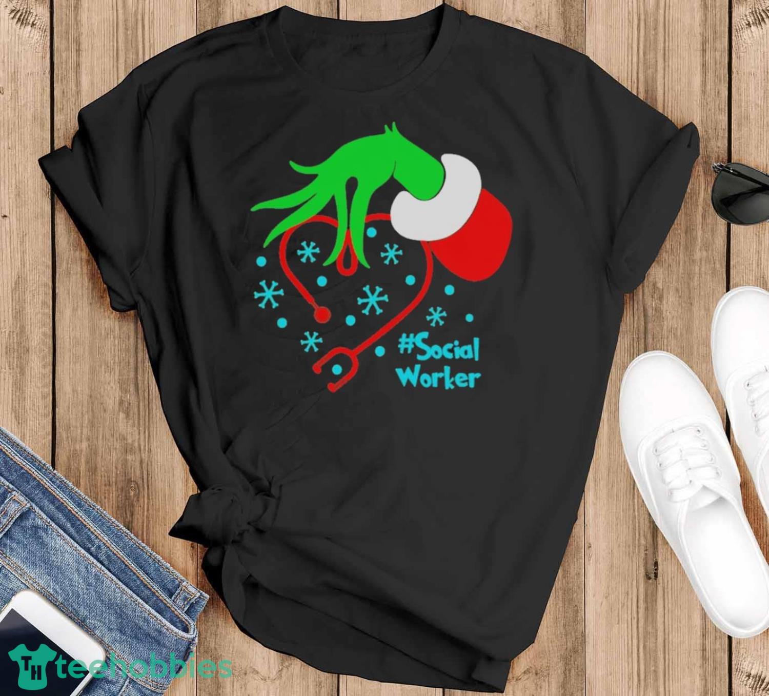 Grinch Hand Holding Stethoscope Social Worker Christmas Shirt