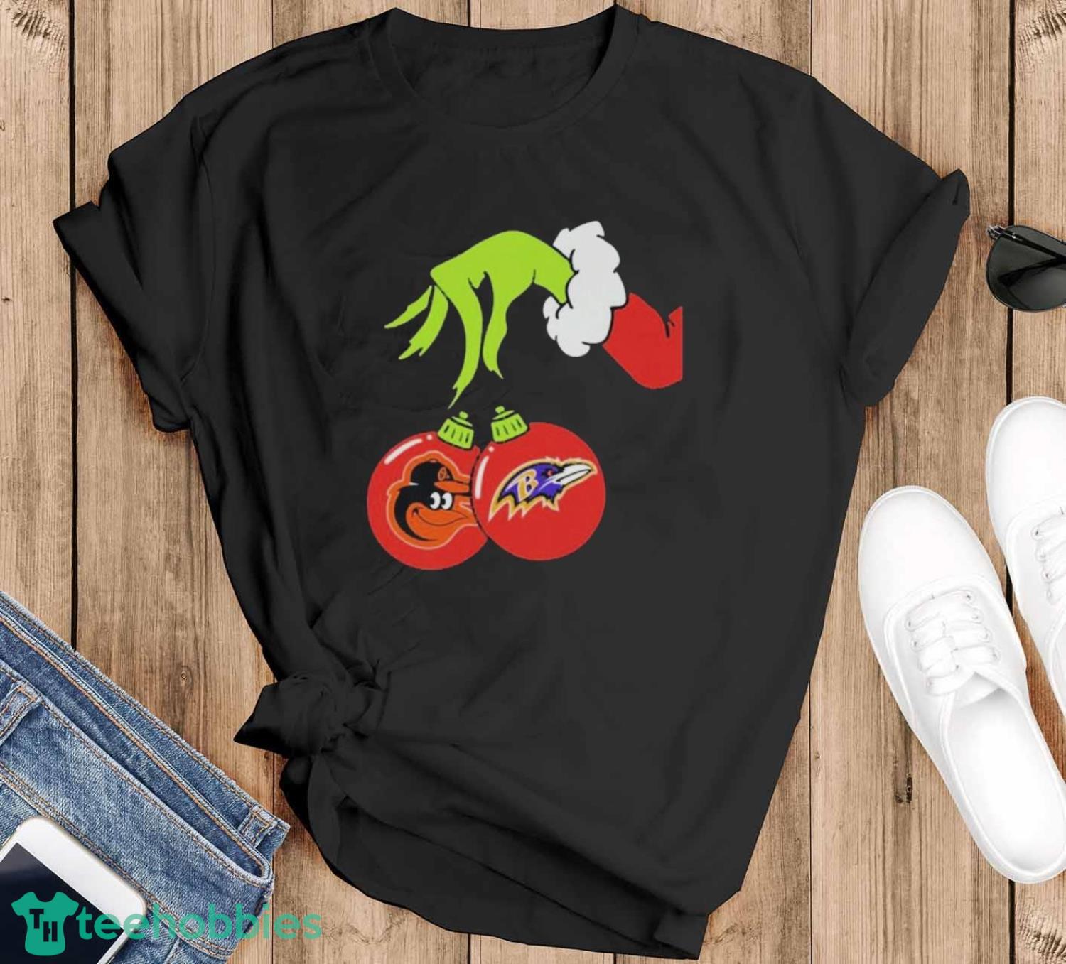 The Grinch Hand holding ornament Baltimore Orioles and Ravens Christmas shirt